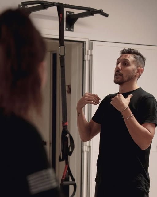 Personal trainer durante una sessione con TRX ad AMAti Fitness Lab