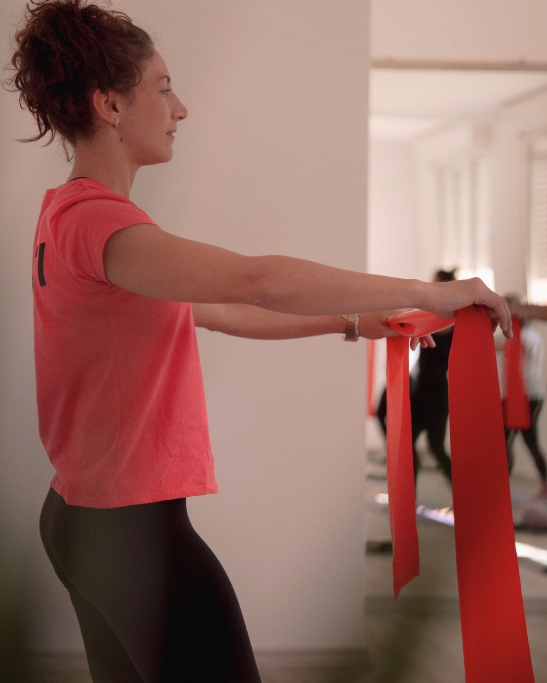 Esercizio con elastico durante Pilates