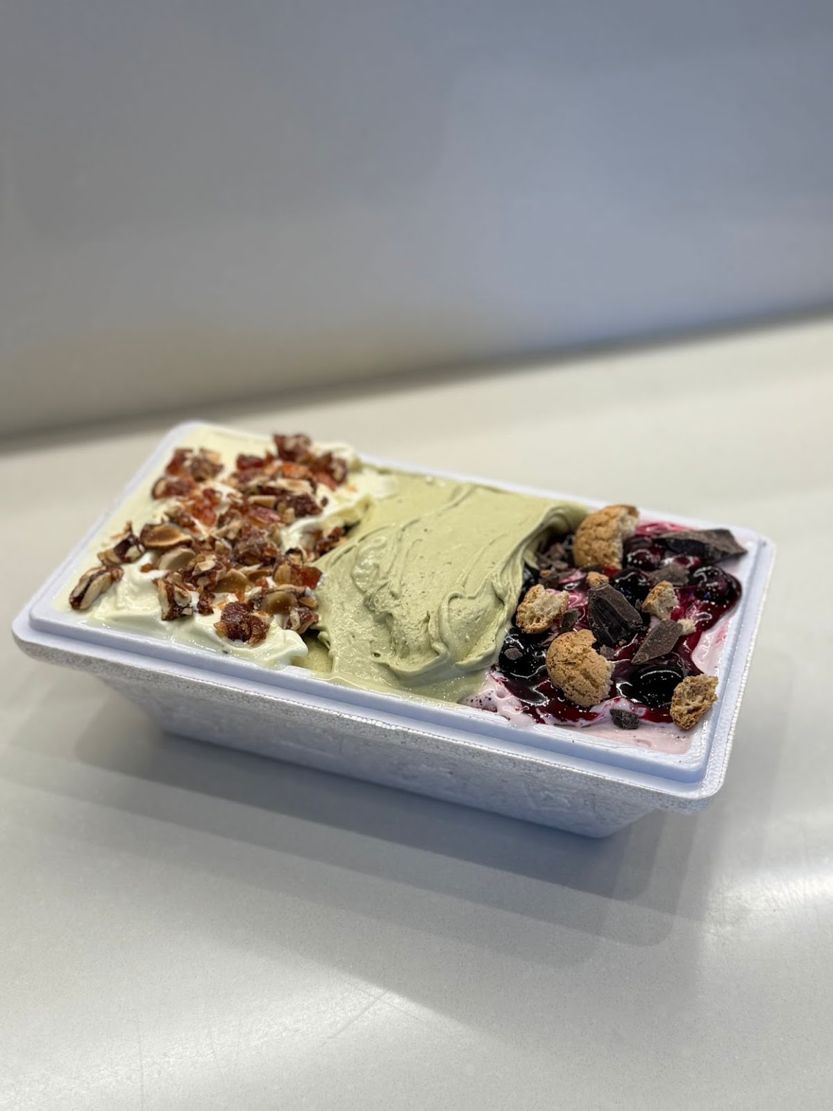 Vaschetta di gelato con tre gusti e topping