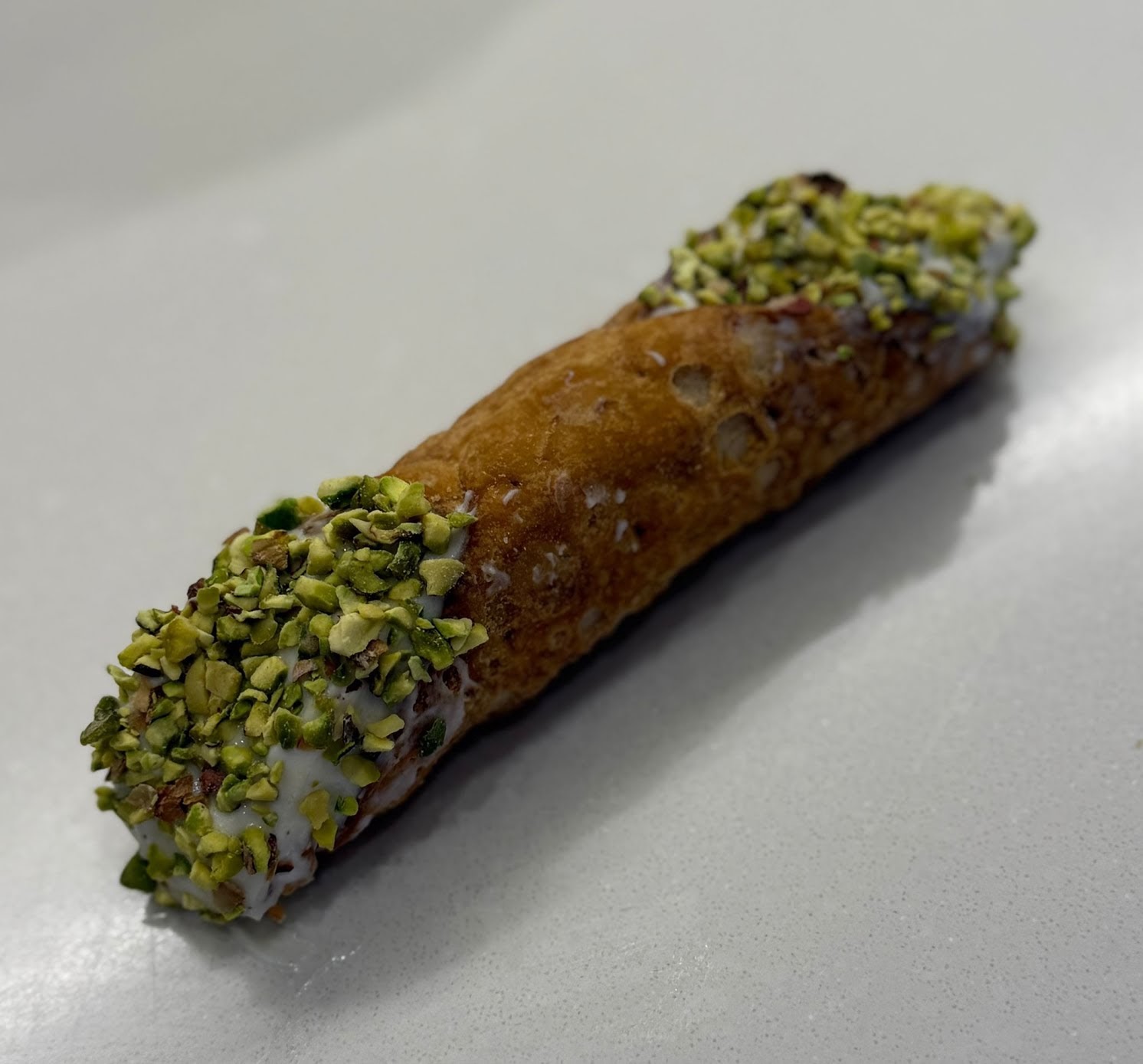 Cannolo siciliano con granella di pistacchio