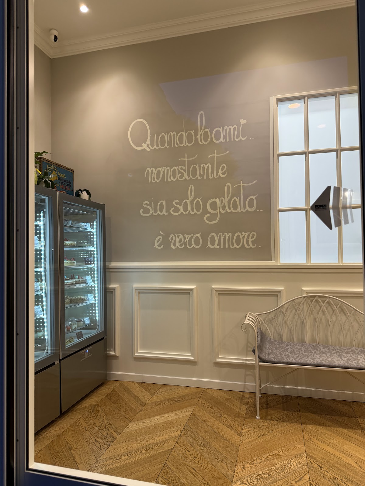 Interno della cremeria Cremery con la scritta dipinta a mano