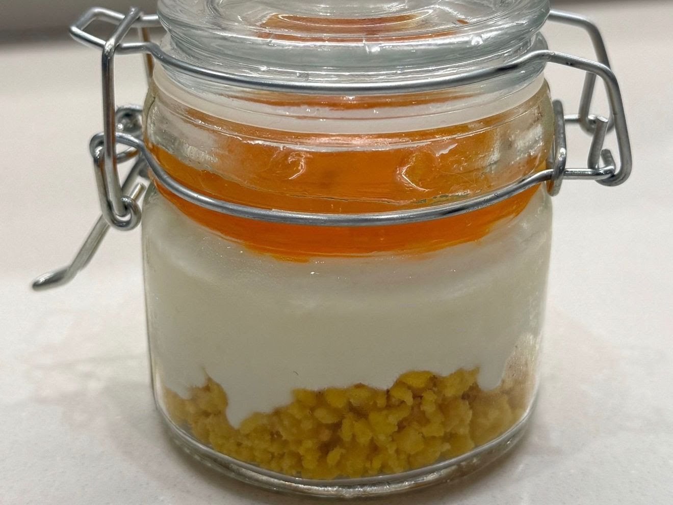 Vasetto di yogurt con granella e confettura