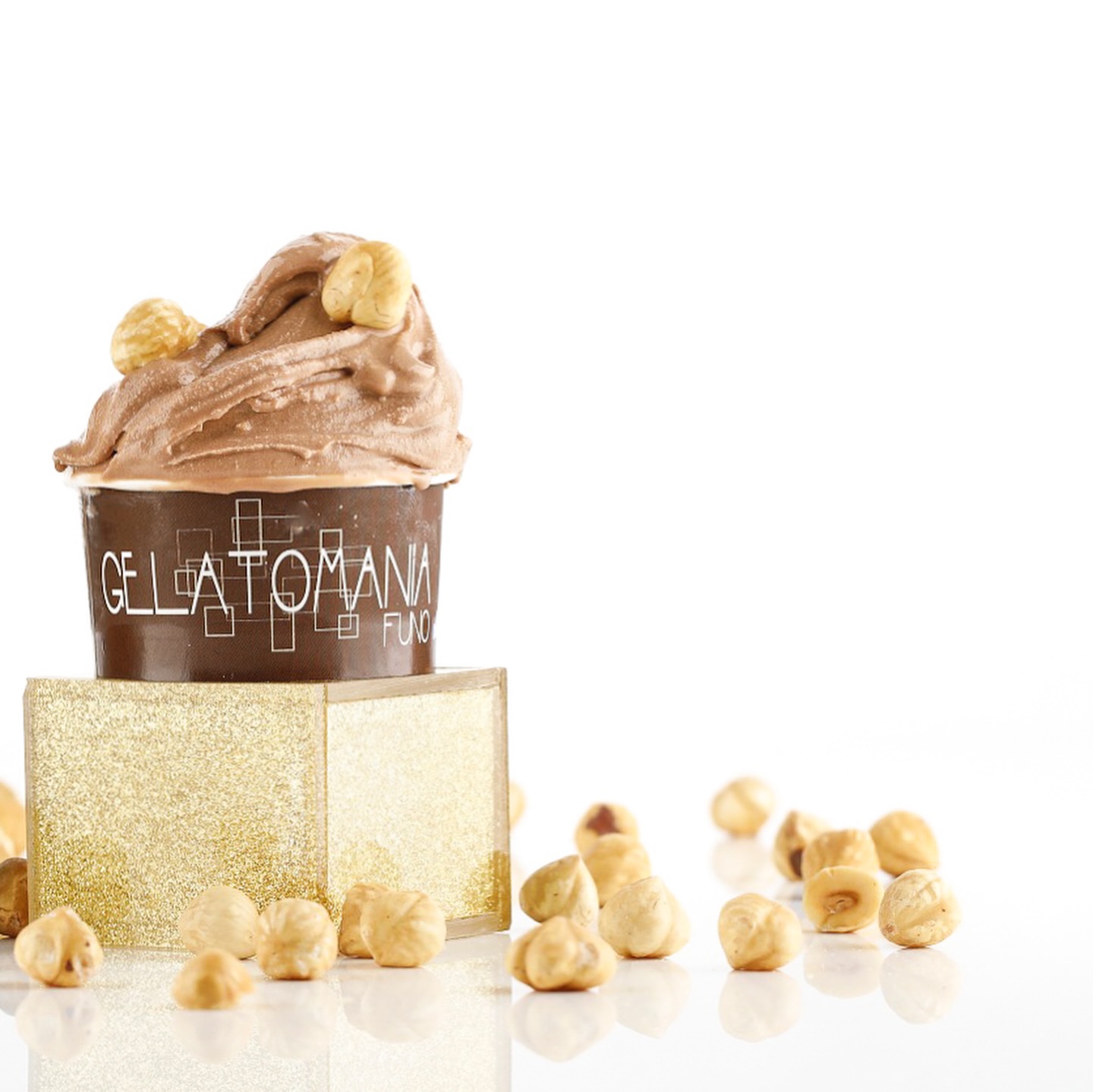 Coppetta di gelato alla nocciola con nocciole intere