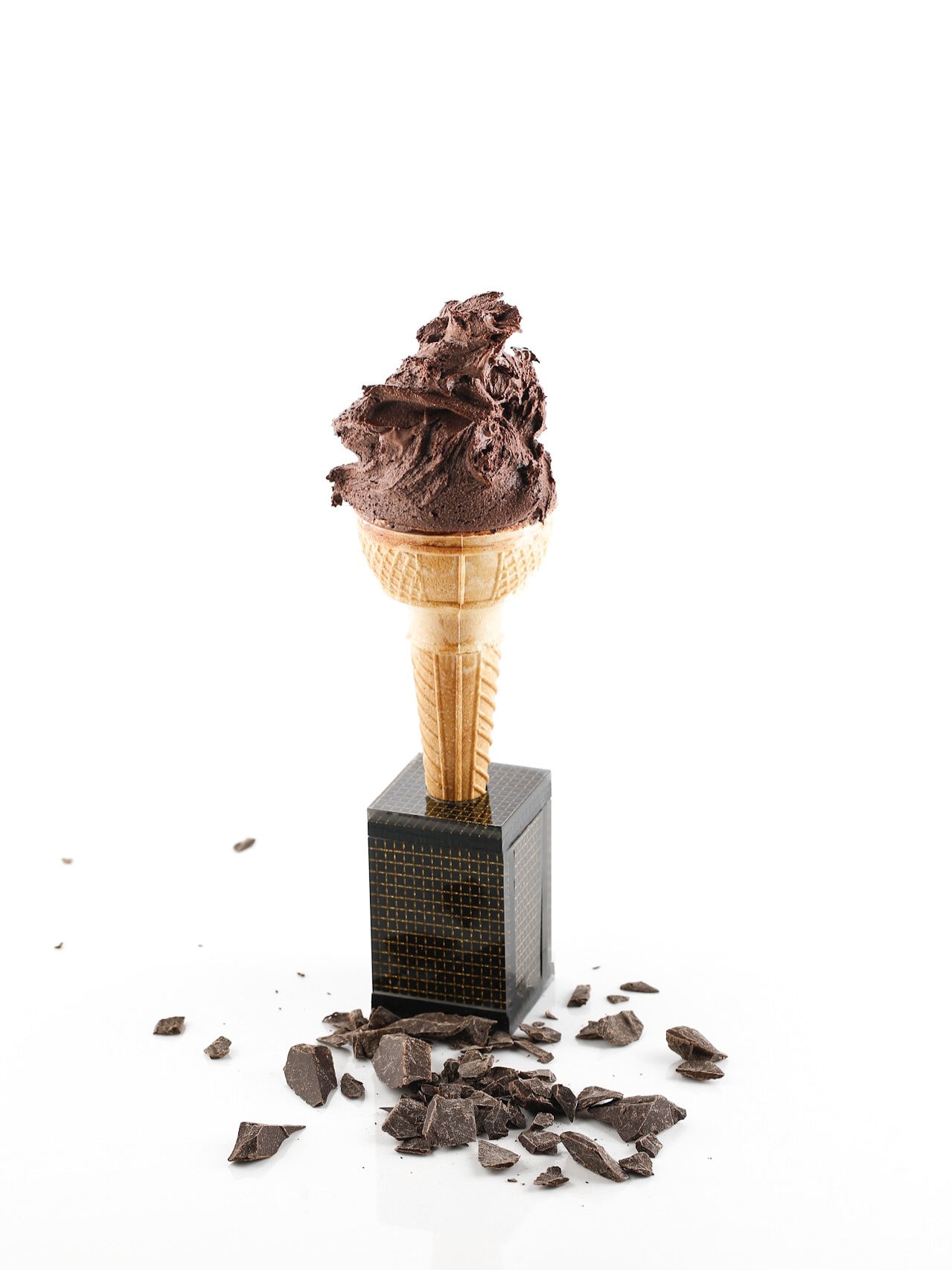 Cono di gelato al cioccolato fondente