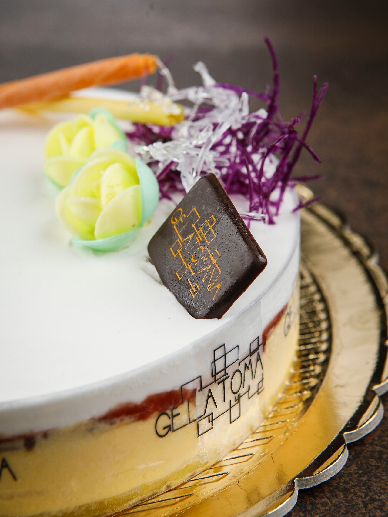 Torta gelato elegante per cerimonie con fiori e decorazioni
