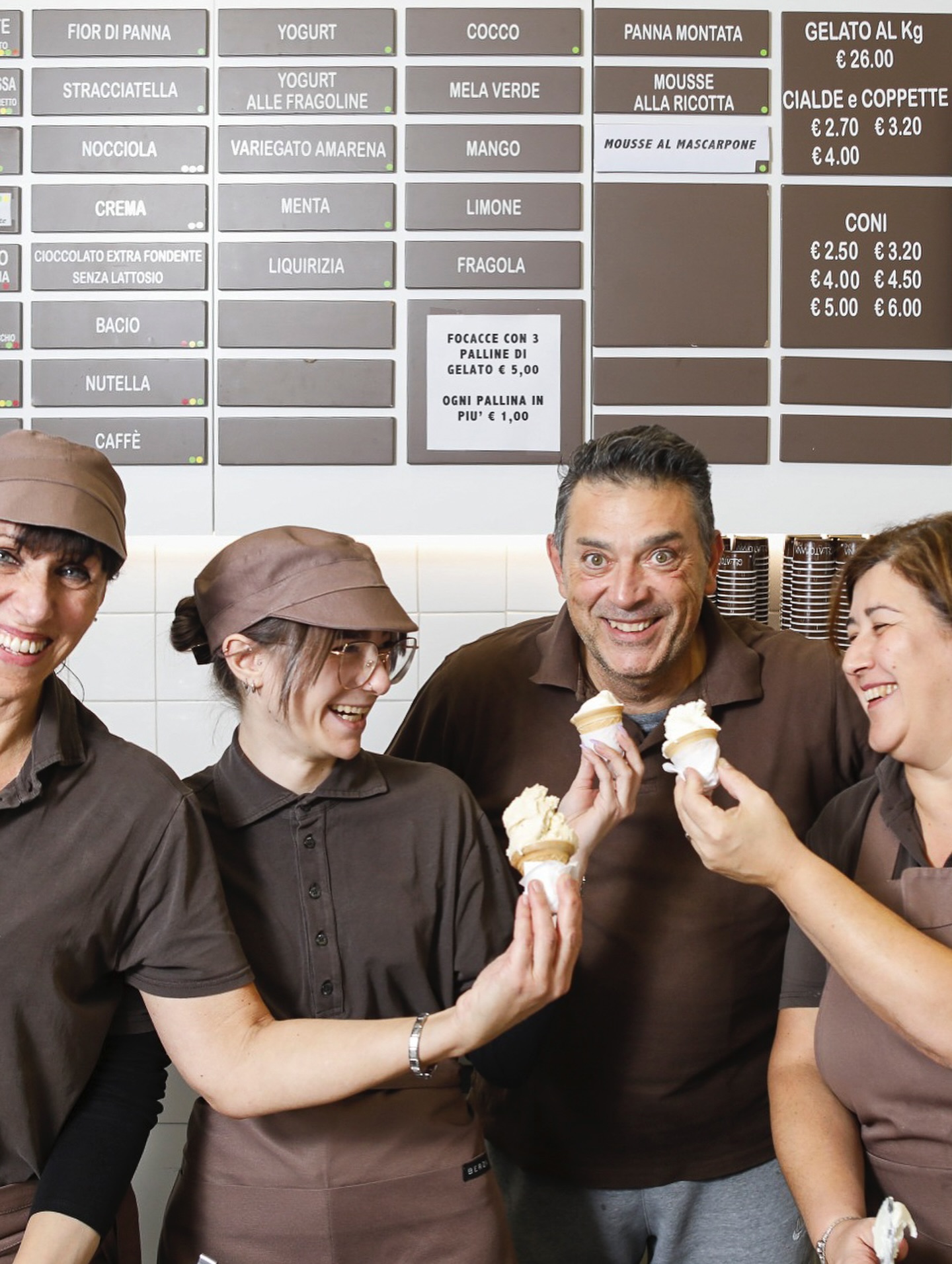 Il team di Gelatomania davanti al banco gusti