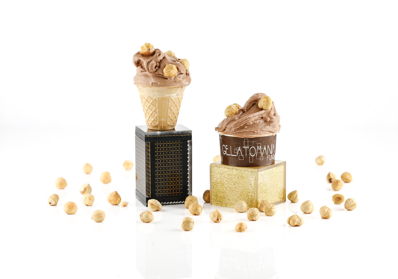 Cono e coppetta di gelato alla nocciola Gelatomania Funo
