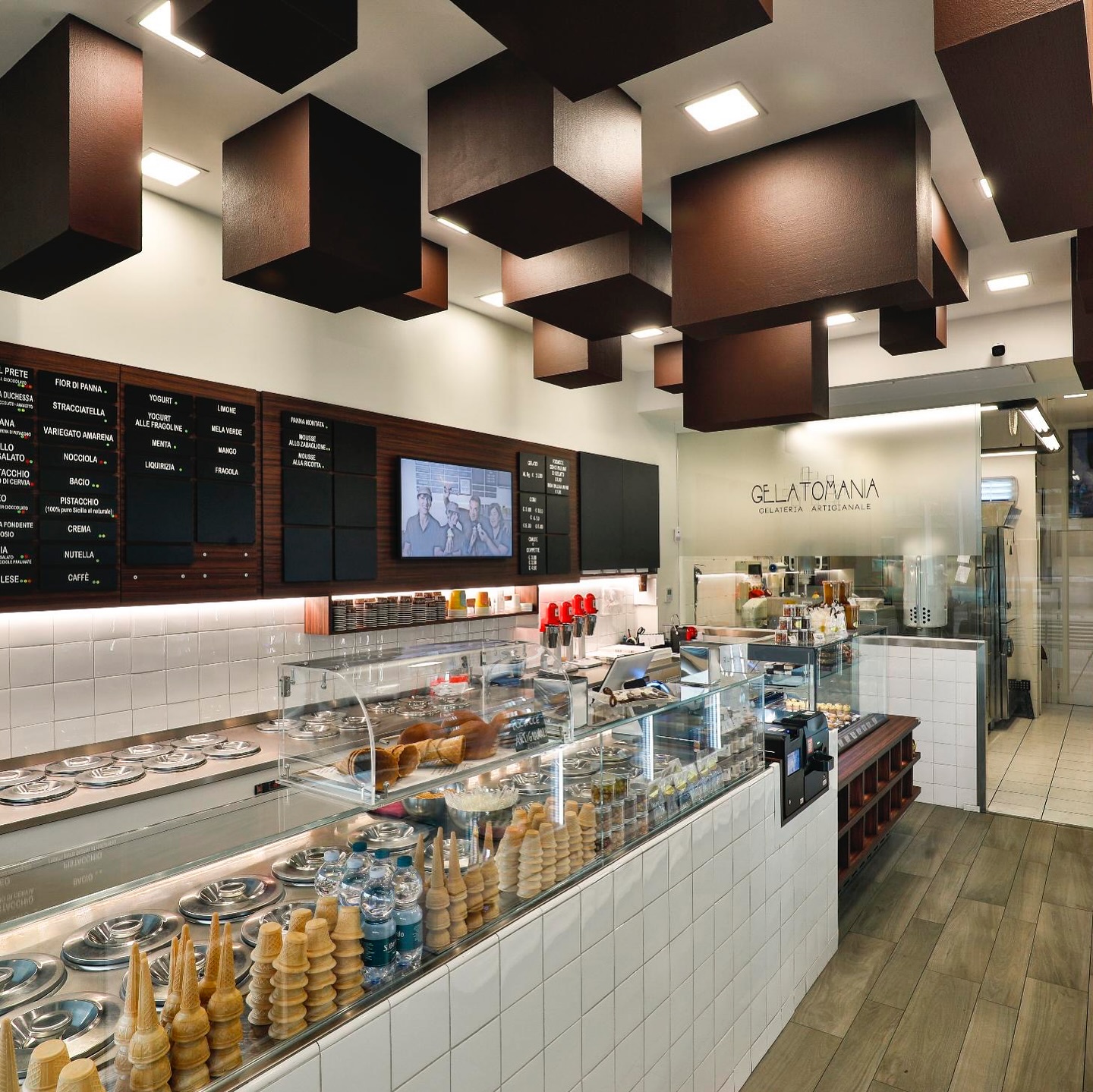 Interno della gelateria Gelatomania Funo