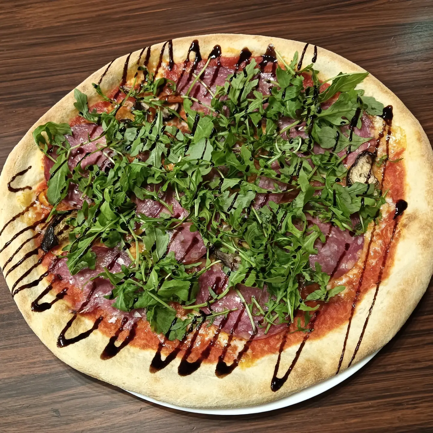 Pizza bianca con rucola, bresaola e scaglie