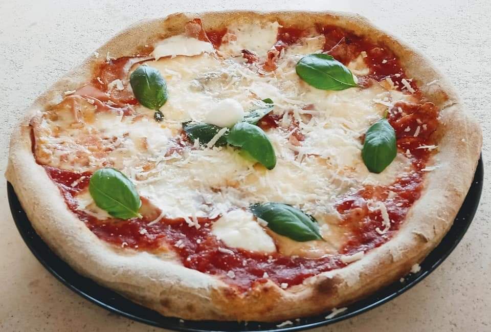 Pizza margherita napoletana con fiordilatte e basilico