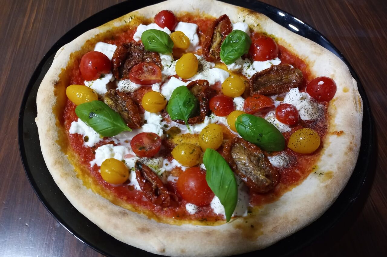 Pizza gourmet con burrata, datterini e basilico